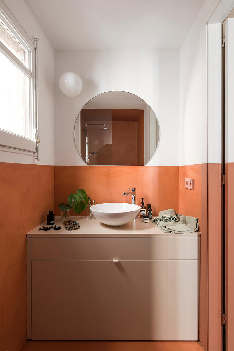 Klasyczna łazienka z jasną szafką stojącą oraz okrągłą umywalką nablatową