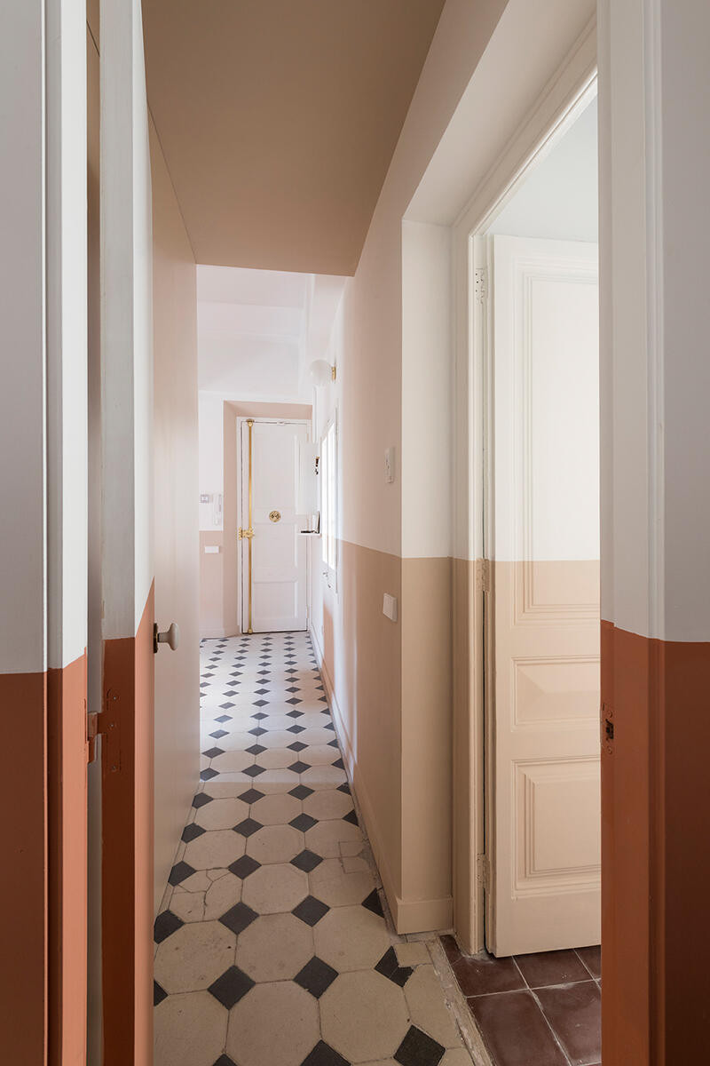 Klasyczny, wąski korytarz w kolorze biało-beżowym