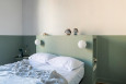 Klasyczna sypialnia z zielono-białym kolorem ścian