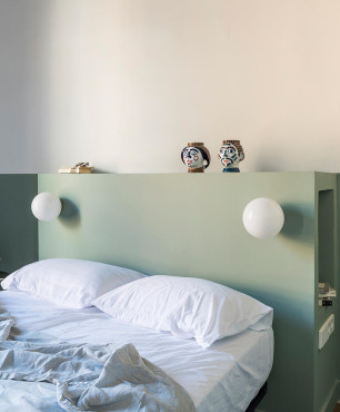 Klasyczna sypialnia z zielono-białym kolorem ścian