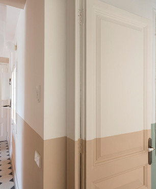 Korytarz z wzorzystymi płytkami na podłodze oraz beżowo-białym kolorem ścian