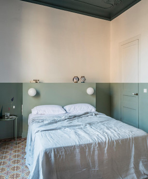 Klasyczna sypialnia z łóżkiem kontynentalnym oraz kinkietami na ścianie