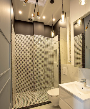 Nowoczesna łazienka z prysznicem oraz oryginalnym oświetleniem