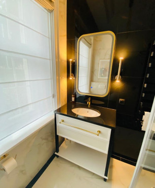 Mała łazienka hotelowa z białą, gresową podłogą
