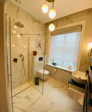 Nowoczesna łazienka hotelowa z płytkami gresowymi na podłodze i ściennie