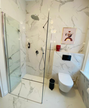 Mała łazienka z prysznicem narożnym z odpływem liniowym oraz z gresowymi płytkami na podłodze i ścianie