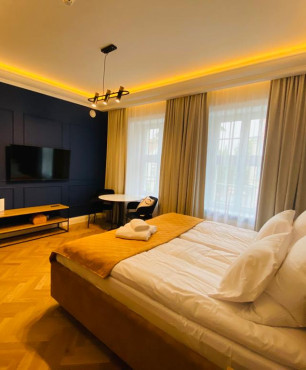 Sypialnia z żółtym tapicerowanym łóżkiem kontynentalnym