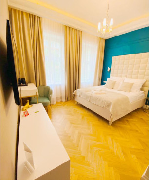 Sypialnia hotelowa w pastelowych kolorach