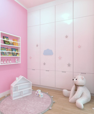 Pokój dziecięcy z różowym kolorem ścian oraz białą szafą w zabudowie