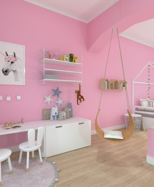 Pokój dziecięcy z różowym kolorem ścian, huśtawką, łóżkiem domek