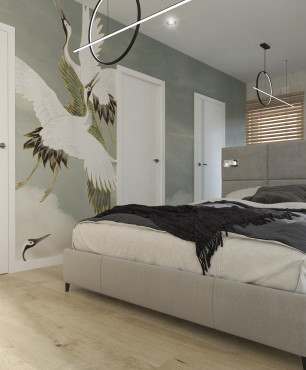 Projekt sypialni z łóżkiem kontynentalnym, tapicerowanym, kinkietami oraz tapetą w duże, białe ptaki na ścianie