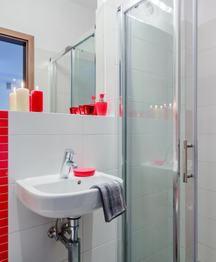 Szaro-czerwona łazienka z prysznicem