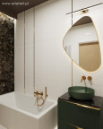 Mała łazienka z małą wanną zabudowaną z wielkoformatowymi płytkami na ścianie