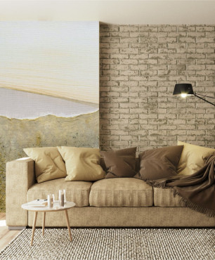 Salon z cegłą na ścianie, brązową sofą oraz pięknym obrazem malowanym ręcznie