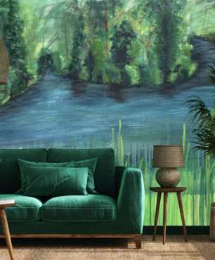 Salon z zieloną sofą oraz z tapetą z motywem botanicznym na ścianie