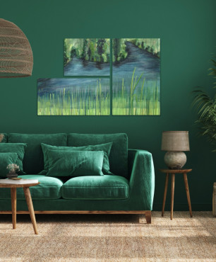 Salon z zieloną sofą, zieloną ścianą oraz ręcznie malowanym obrazem