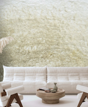 Salon z tapicerowanym i pikowanym wypoczynkiem z tapetą w kolorach natury na ścianie
