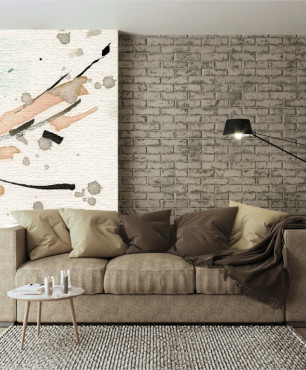 Salon z trzyosobową sofą w kolorze brązowym, cegłą na ścianie oraz dużym, oryginalnym obrazem