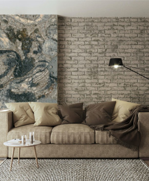 Salon z brązową sofą, ciemną cegłą na ścianie oraz wyjątkowym obrazem, ręcznie malowanym na ścianie