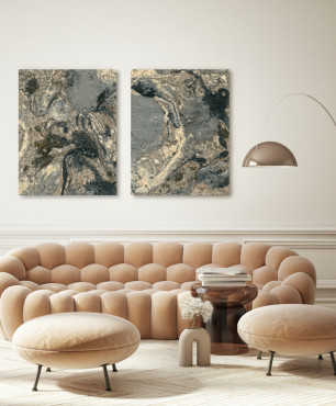 Beżowa, pikowana i tapicerowana sofa z dwoma pufami oraz oryginalnym obrazie na płótnie