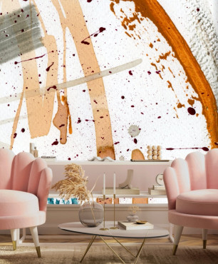 Salon z oryginalną tapetą na ścianie oraz różowymi fotelami tapicerowanymi