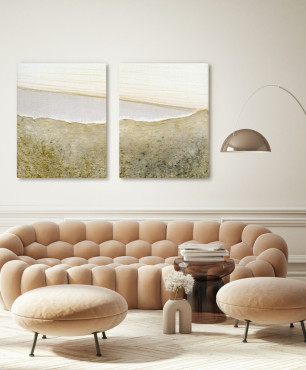 Salon z beżową i pikowaną sofą, lampą stojącą oraz obrazem na ścianie