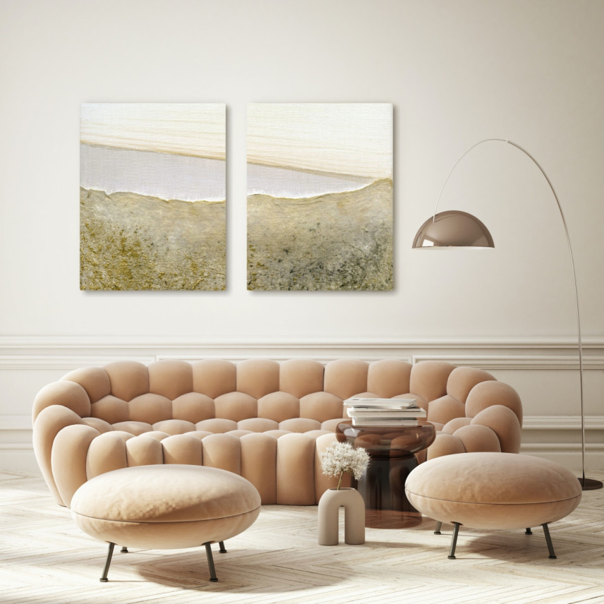 Salon z beżową i pikowaną sofą, lampą stojącą oraz obrazem na ścianie