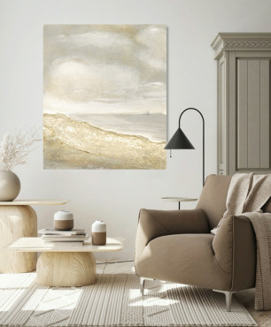 Klasyczny salon z tapicerowanym fotelem w kolorze beżowym oraz z obrazem na płótnie