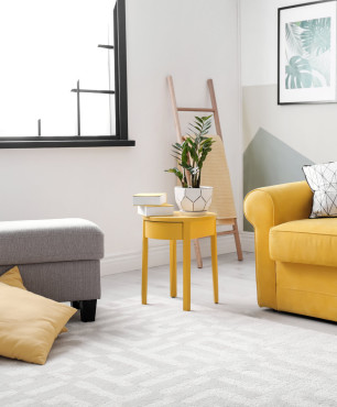 Salon z żółtą sofą