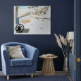 Wyjątkowy salon w niebieskich barwach z obrazem na ścianie