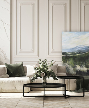 Piękny salon ze sztukaterią na ścianie, gresem oraz oryginalnym obrazem z firmy FOORMAT