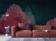 Salon z bordowym wypoczynkiem, stylowymi stolikami kawowymi oraz tapetą z firmy FOORMAT na ścianie