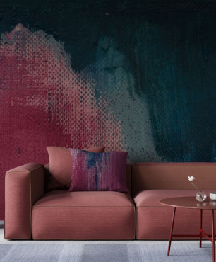 Salon z bordowym wypoczynkiem, stylowymi stolikami kawowymi oraz tapetą z firmy FOORMAT na ścianie
