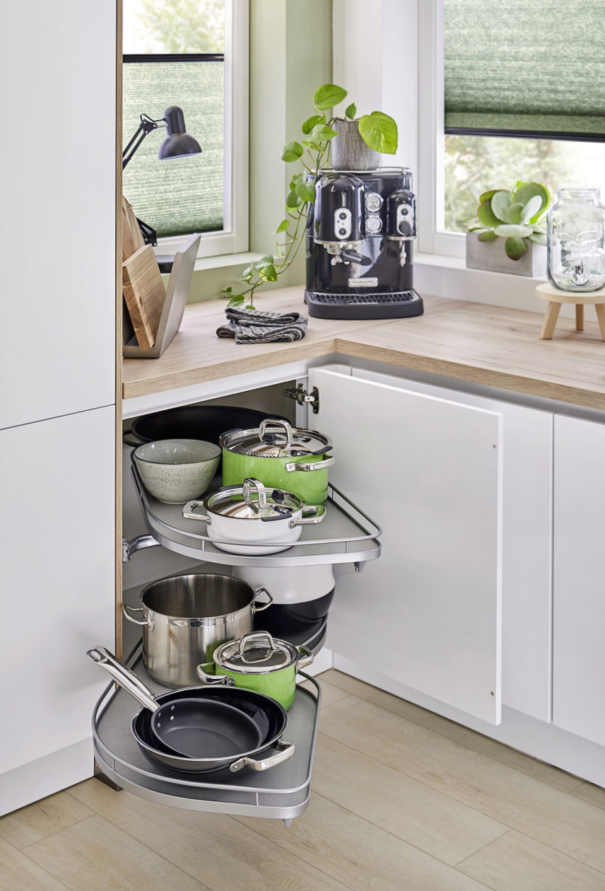 Kuchnia w stylu skandynawskim z drewnianym blatem roboczym oraz ergonomicznymi szafkami kuchennymi marki PEKA