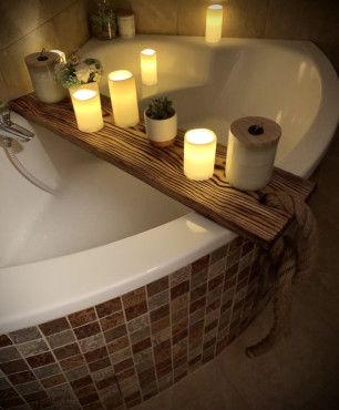 Klasyczna łazienka z narożną wanną z drewnianą nakładką