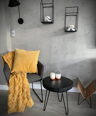 Kącik kawowy z imitacją betonu na ścianie