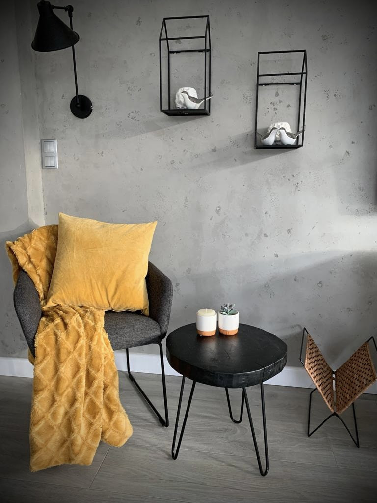Kącik kawowy z imitacją betonu na ścianie