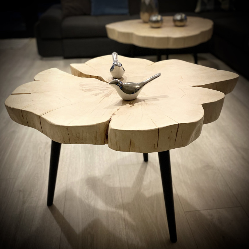 Salon z jasnymi panelami oraz drewnianym stolikiem kawowym