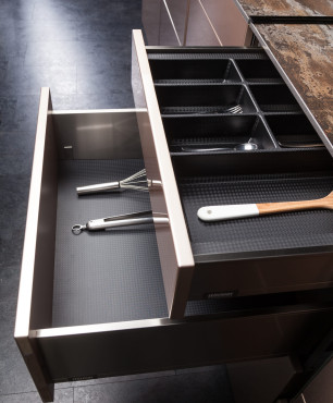 Kuchnia z ergonomicznymi szafkami oraz czarnymi płytkami na podłodze