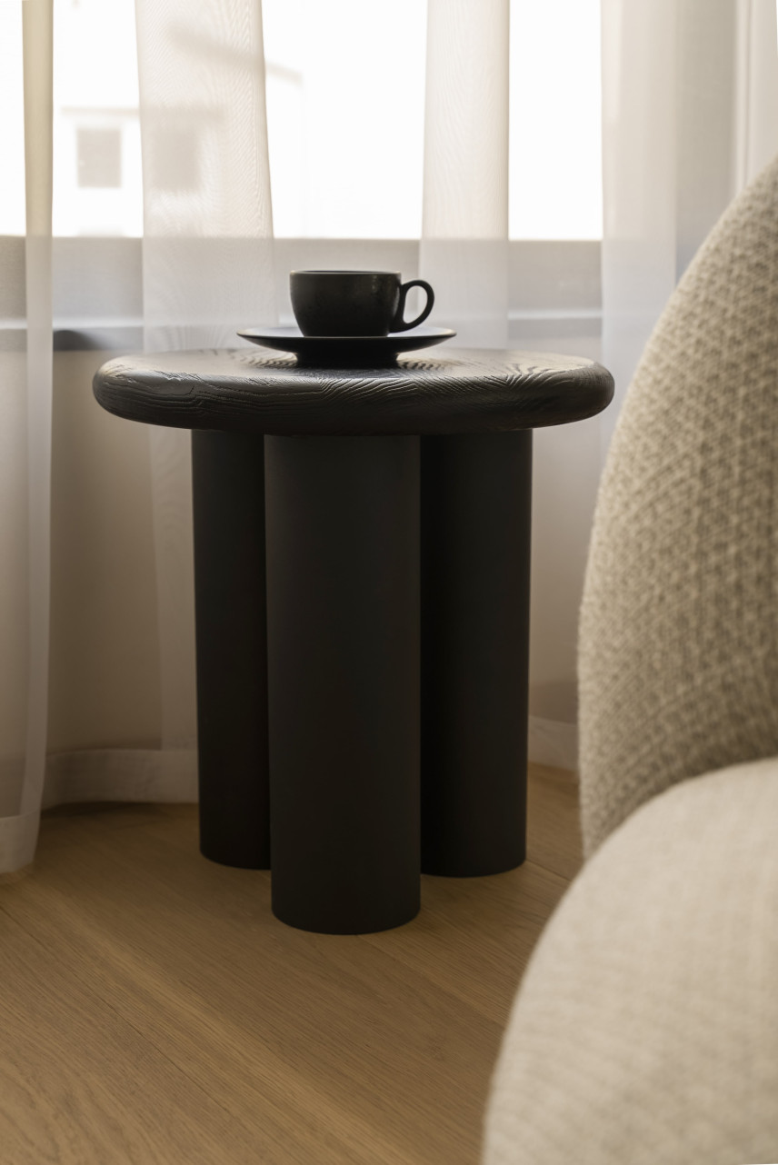 Mały, drewniany stolik kawowy w salonie