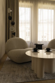 Nowoczesny salon z fotelami oraz stolikiem kawowym