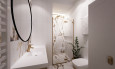 Łazienka z prysznicem oraz białymi, gresowymi płytkami na ścianie i podłodze