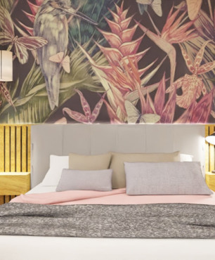 Sypialnia z botaniczną tapetą na ścianie