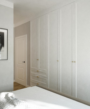 Sypialnia z białą szafą w zabudowie pod sufit
