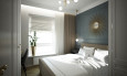 Mała sypialnia z tapicerowanym łóżkiem