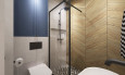Mała łazienka z prysznicem walk-in oraz imitacją drewnianych płytek na ścianie