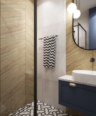 Łazienka z imitacją drewnianych płytek na ścianie ułożonych w jodełkę