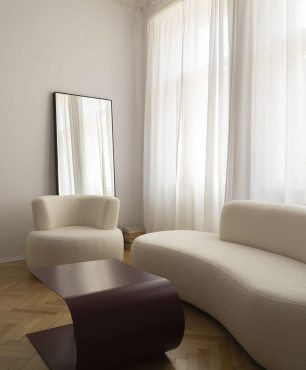 Salon z białą sofą i białym fotelem