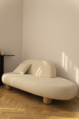 Stylowa, biała sofa w klasycznym salonie