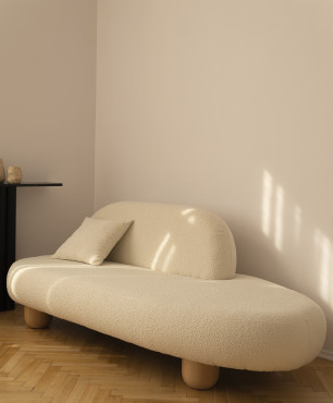 Stylowa, biała sofa w klasycznym salonie